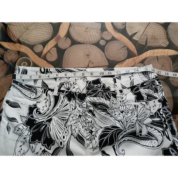 Chico's the Platinum Girlfriend Crop Slim Fit Floral Pants Black White Medium - Picture 5 of 11